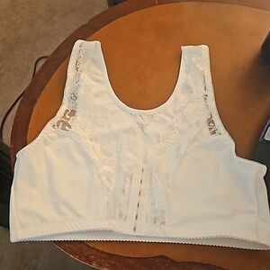 White front closure bra, size 3 XL.